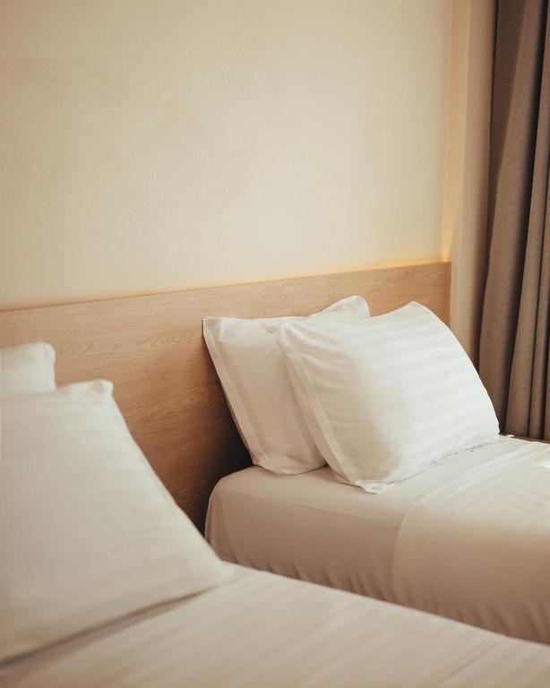 Twin bed pillow detail