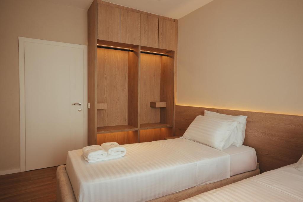 Extra sleeping area with twin beds and wardrobe